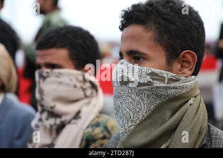 15 dicembre 2023, SANAA, Sanaa, Yemen: I manifestanti prendono parte a una manifestazione di solidarietà con i palestinesi nella Striscia di Gaza, in mezzo al conflitto in corso tra Israele e i palestinesi..gli Houthi, che sono allineati con l'Iran, hanno lanciato attacchi contro navi nel Mar Rosso e hanno usato droni e missili per colpire Israele dall'inizio del conflitto israelo-Hamas a Gaza più di due mesi fa, il gruppo che governa gran parte dello Yemen ha dichiarato che i suoi attacchi sono una dimostrazione di solidarietà nei confronti dei palestinesi Foto Stock