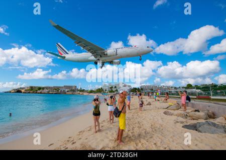 Air France Airbus 330 vola sopra Maho Beach prima di atterrare sull'Aeroporto Internazionale Princess Juliana SXM a Sint Maarten, Caraibi olandesi. Foto Stock