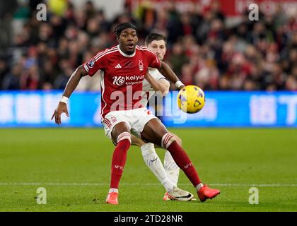 Nottingham, Inghilterra, 15 dicembre 2023. Chris Wood del Nottingham Forest tussles con Ben Davies del Tottenham durante la partita di Premier League al City Ground di Nottingham. Il credito fotografico dovrebbe leggere: Andrew Yates / Sportimage Foto Stock