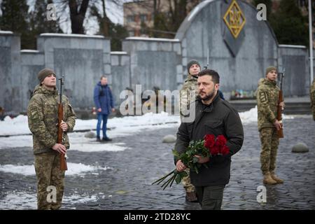 Leopoli, Ucraina. 15 dicembre 2023. Il presidente ucraino Volodymyr Zelenskyy pone fiori sul monumento ai difensori caduti durante una cerimonia di commemorazione al cimitero militare di Lychakiv, il 15 dicembre 2023 a Leopoli, Ucraina. Credito: Ucraina Presidenza/Ufficio stampa presidenziale ucraino/Alamy Live News Foto Stock