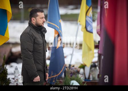 Leopoli, Ucraina. 15 dicembre 2023. Il presidente ucraino Volodymyr Zelenskyy sta per un momento di silenzio durante una cerimonia di commemorazione per i difensori caduti al Cimitero militare di Lychakiv, il 15 dicembre 2023 a Leopoli, Ucraina. Credito: Ucraina Presidenza/Ufficio stampa presidenziale ucraino/Alamy Live News Foto Stock