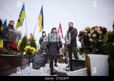 Leopoli, Ucraina. 15 dicembre 2023. Il presidente ucraino Volodymyr Zelenskyy, giusto, fa osservazioni durante una cerimonia di commemorazione per i difensori caduti al Cimitero militare di Lychakiv, il 15 dicembre 2023 a Leopoli, Ucraina. Credito: Ucraina Presidenza/Ufficio stampa presidenziale ucraino/Alamy Live News Foto Stock