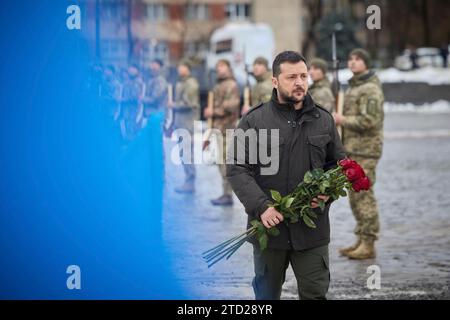 Leopoli, Ucraina. 15 dicembre 2023. Il presidente ucraino Volodymyr Zelenskyy pone fiori sul monumento ai difensori caduti durante una cerimonia di commemorazione al cimitero militare di Lychakiv, il 15 dicembre 2023 a Leopoli, Ucraina. Credito: Ucraina Presidenza/Ufficio stampa presidenziale ucraino/Alamy Live News Foto Stock