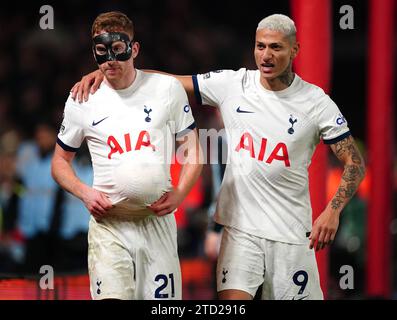 Dejan Kulusevski del Tottenham Hotspur celebra il secondo gol della squadra con il compagno di squadra Richarlison durante la partita di Premier League al City Ground, Nottingham. Data immagine: Venerdì 15 dicembre 2023. Foto Stock