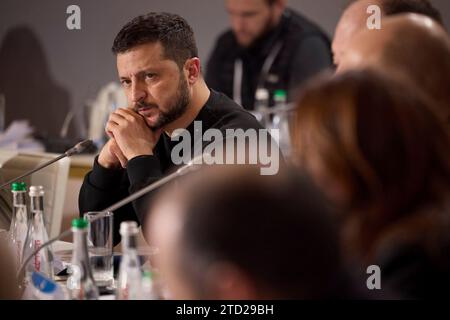 Leopoli, Ucraina. 15 dicembre 2023. Il presidente ucraino Volodymyr Zelenskyy ascolta durante un incontro con funzionari locali e nazionali per discutere la continua difesa del paese, 15 dicembre 2023 a Leopoli, Ucraina. Credito: Ucraina Presidenza/Ufficio stampa presidenziale ucraino/Alamy Live News Foto Stock