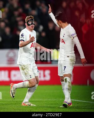 Dejan Kulusevski del Tottenham Hotspur celebra il secondo gol della squadra con il compagno di squadra Son Heung-min durante la partita di Premier League al City Ground di Nottingham. Data immagine: Venerdì 15 dicembre 2023. Foto Stock