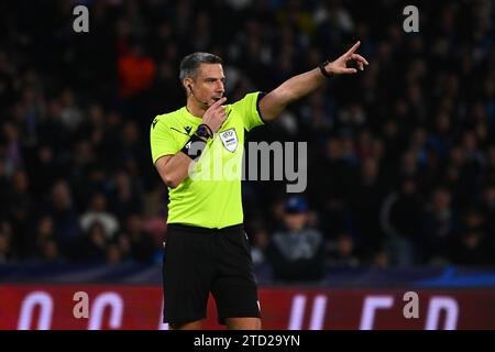 L'arbitro Danny Makkelie durante la partita di UEFA Champions League tra SSC Napoli e SC Braga allo Stadio Diego Armando Maradona Napoli Italia il 12 dicembre Foto Stock