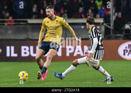 Radu Dragusin di Genova in azione durante la serie A TIM tra Genoa CFC e Juventus FC allo Stadio Luigi Ferraris, Genova durante la partita di Genova CFC vs Juventus FC, calcio italiano di serie A A Genova, Italia, 15 dicembre 2023 Foto Stock