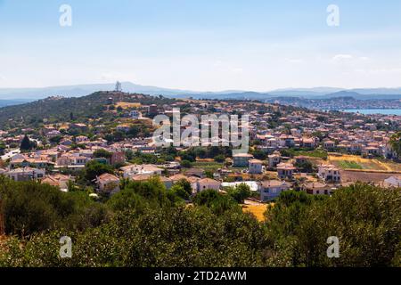 Vista panoramica dell'isola di Cunda sul Mar Egeo, provincia di Balikesir. Cunda è un popolare resort estivo nel nord-ovest di Turkiye. Foto Stock