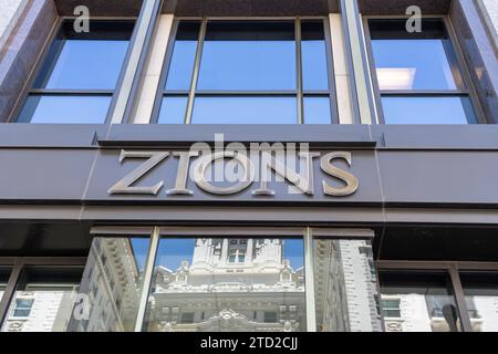 Primo piano dell'insegna Zions sull'edificio presso la sede centrale di Salt Lake City, Utah, Stati Uniti Foto Stock