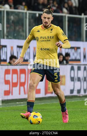 Radu Dragusin di Genova in azione durante la serie A TIM tra Genoa CFC e Juventus FC allo Stadio Luigi Ferraris, Genova durante la partita di Genova CFC vs Juventus FC, calcio italiano di serie A A Genova, Italia, 15 dicembre 2023 Foto Stock