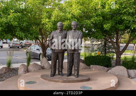 Una statua del colonnello Harland Sanders (L) e Pete Harman si trova all'esterno del primo ristorante KFC al mondo in 3890 S State St a Salt Lake City, Utah, Stati Uniti Foto Stock