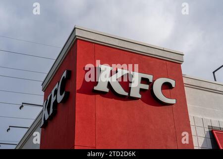 Primo piano del logo KFC sull'edificio del suo primo ristorante al mondo KFC (Kentucky Fried Chicken) a Salt Lake City, Utah, USA. Foto Stock