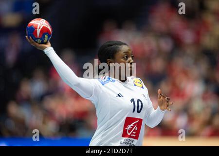 Herning, Danimarca, 15 dicembre 2023: Grace Zaadi Deuna (10 Francia) controlla la palla durante la semifinale del campionato del mondo femminile IHF 2023 tra Svezia e Francia al Jyske Bank Boxen di Herning, Danimarca (Ane Frosaker / SPP) credito: SPP Sport Press Photo. /Alamy Live News Foto Stock