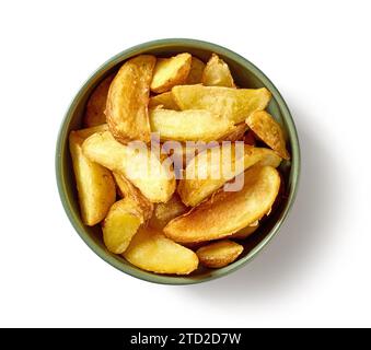 ciotola di spicchi di patate fritti isolata su sfondo bianco, vista dall'alto Foto Stock