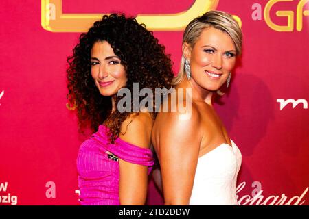 Moderatorin Marwa Eldessouky mit Moderatorin Kamilla Senjo - 29. Jose Carreras Gala in der Media City Leipzig *** presentazione Marwa Eldessouky con presentazione Kamilla Senjo 29 Jose Carreras Gala al Media City di Lipsia Foto Stock