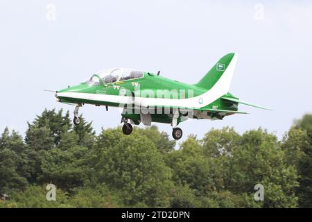 8817, un BAe Hawk 65 operato dai Saudi Hawks (o Saudi Falcons), il team dimostrativo acrobatico della Royal Saudi Air Force (RSAF), arrivando a RAF Fairford nel Gloucestershire, Inghilterra per partecipare al Royal International Air Tattoo 2023 (RIAT 23). Foto Stock