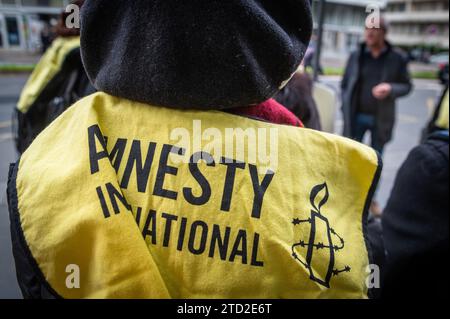 Lione, Francia, 11 dicembre 2023: I membri non identificati di Amnesty International prendono parte a una manifestazione Foto Stock