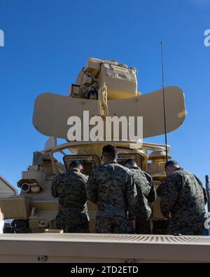 U.S. Marines with Marine Fighter Attack Squadron (VMFA) 122, Marine Aircraft Group 13, 3rd Marine Aircraft Wing, Observe the Operations of a SA-6 Gainful Surface-to-Air Missile Defense System presso Berry M. Goldwater Range in Support of Suppression of Enemy Air Defense training during Exercise Steel Knight 23.2, Arizona, 10 dicembre, 2023. L'addestramento SEAD aumenta la capacità dei piloti di caccia di quinta generazione di entrare per primi nel combattimento, colpire obiettivi in profondità all'interno di un sistema di difesa aerea nemico e abilitare il follow-on Strike supportando piattaforme di armi. Steel Knight 23,2 è un progetto di esercizio trifase Foto Stock