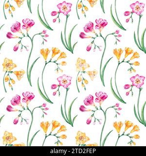 Motivo acquerello senza cuciture con rametti di fiore freesia nei colori giallo e rosa. Freesie disegnate a mano su uno sfondo bianco per la progettazione di tex Foto Stock