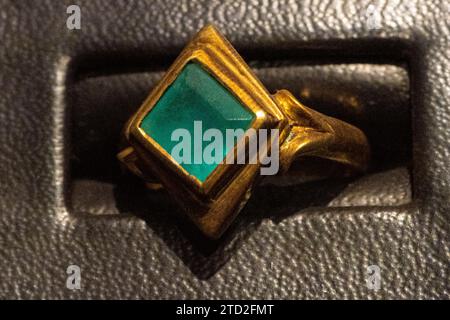 Storico anello spagnolo con smeraldo in oro, al Museo Smeraldo di Cartagena, Colombia Foto Stock