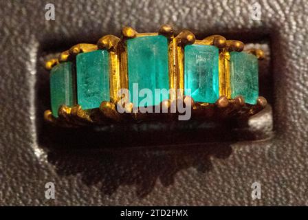 Storico anello spagnolo con smeraldo in oro, al Museo Smeraldo di Cartagena, Colombia Foto Stock