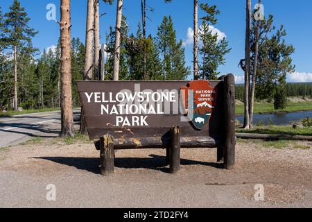 Il cartello d'ingresso del parco nazionale di Yellowstone nel Wyoming, Stati Uniti Foto Stock