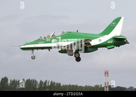 8818, un BAe Hawk 65 operato dai Saudi Hawks (o Saudi Falcons), il team dimostrativo acrobatico della Royal Saudi Air Force (RSAF), arrivando a RAF Fairford nel Gloucestershire, Inghilterra per partecipare al Royal International Air Tattoo 2023 (RIAT 23). Foto Stock