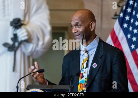 Larry Doby Jr., parla di suo padre Larry Doby, durante una cerimonia della Medaglia d'oro del Congresso in onore di Larry Doby nella Statuary Hall del Campidoglio degli Stati Uniti a Washington, DC, mercoledì 13 dicembre 2023. Nel luglio del 1947, Larry Doby fu il secondo giocatore nero a rompere la barriera cromatica del baseball e il primo giocatore nero dell'American League quando firmò con i Cleveland Indians. Credito: Rod Lamkey / CNP/Sipa USA (LIMITAZIONE: NO Daily mail. NESSUN quotidiano o quotidiano New York o New Jersey nel raggio di 75 miglia da New York City.) Foto Stock