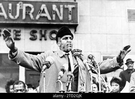 Bayard Rustin, ritratto a mezza lunghezza davanti ai microfoni delle stazioni radio, New York City, New York, USA, Stanley Wolfson, New York World-Telegram e The Sun Newspaper Photography Collection Foto Stock