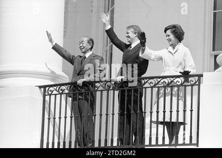 Primo ministro giapponese Takeo Fukada, presidente degli Stati Uniti Jimmy Carter, First Lady Rosalynn Carter, salutando dal balcone della Casa Bianca, Washington, D.C., USA, Marion S. Trikosko, U.S. News & World Report Magazine Photography Collection, 21 marzo 1977 Foto Stock