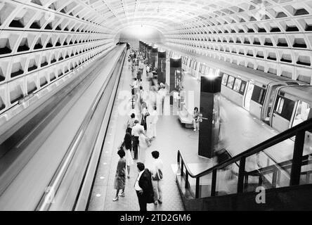 Pendolari sulla piattaforma ferroviaria con treno alla stazione della metropolitana Foggy Bottom, Washington, D.C., USA, Marion S. Trikosko, U.S. News & World Report Magazine Photography Collection, 10 luglio 1979 Foto Stock