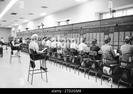 Fila di operatori di quadri elettrici, edificio del campidoglio, Washington, D.C., USA, Marion S. Trikosko, U.S. News & World Report Magazine Photography Collection Foto Stock