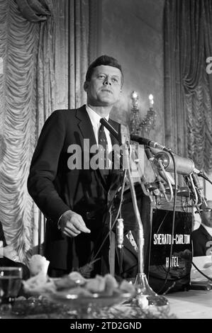 Il senatore degli Stati Uniti John F. Kennedy parla a pranzo dove ha tenuto un discorso a sostegno dell'assistenza alle nazioni africane, Sheraton Carlton Hotel, Washington, D.C., USA, Marion S. Trikosko, U.S. News & World Report Magazine Photography Collection, 27 giugno 1960 Foto Stock