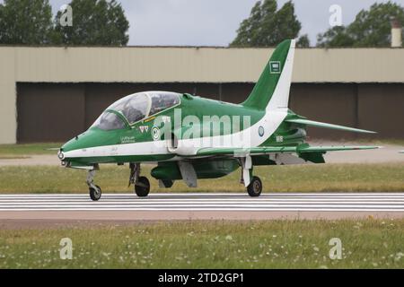 8816, un BAe Hawk 65 operato dai Saudi Hawks (o Saudi Falcons), il team dimostrativo acrobatico della Royal Saudi Air Force (RSAF), arrivando a RAF Fairford nel Gloucestershire, Inghilterra per partecipare al Royal International Air Tattoo 2023 (RIAT 23). Foto Stock