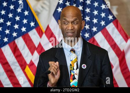 Larry Doby Jr., parla di suo padre Larry Doby, durante una cerimonia della Medaglia d'oro del Congresso in onore di Larry Doby nella Statuary Hall del Campidoglio degli Stati Uniti a Washington, DC, mercoledì 13 dicembre 2023. Nel luglio del 1947, Larry Doby fu il secondo giocatore nero a rompere la barriera cromatica del baseball e il primo giocatore nero dell'American League quando firmò con i Cleveland Indians. Credito: Rod Lamkey / CNP (LIMITAZIONE: NO Daily mail. NESSUN quotidiano o quotidiano New York o New Jersey nel raggio di 75 miglia da New York City.) Foto Stock