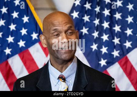 Larry Doby Jr., parla di suo padre Larry Doby, durante una cerimonia della Medaglia d'oro del Congresso in onore di Larry Doby nella Statuary Hall del Campidoglio degli Stati Uniti a Washington, DC, mercoledì 13 dicembre 2023. Nel luglio del 1947, Larry Doby fu il secondo giocatore nero a rompere la barriera cromatica del baseball e il primo giocatore nero dell'American League quando firmò con i Cleveland Indians. Credito: Rod Lamkey / CNP (LIMITAZIONE: NO Daily mail. NESSUN quotidiano o quotidiano New York o New Jersey nel raggio di 75 miglia da New York City.) Foto Stock