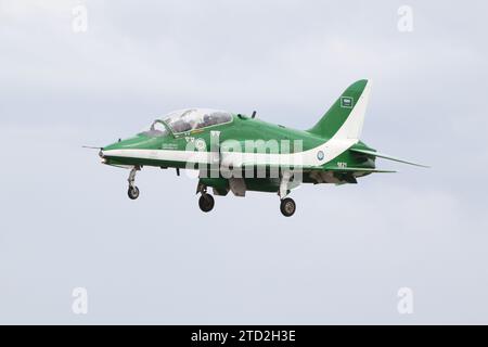 8821, un BAe Hawk 65 operato dai Saudi Hawks (o Saudi Falcons), il team dimostrativo acrobatico della Royal Saudi Air Force (RSAF), arrivando a RAF Fairford nel Gloucestershire, Inghilterra per partecipare al Royal International Air Tattoo 2023 (RIAT 23). Foto Stock