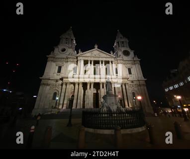 La cattedrale è una delle attrazioni più famose e riconoscibili di Londra. La sua cupola, circondata dalle guglie delle chiese della città di Wren, ha dominato lo skyline per oltre 300 anni. Con un'altezza di 365 piedi (111 m), fu l'edificio più alto di Londra dal 1710 al 1963. La cupola è ancora una delle più alte del mondo. St Paul's è il secondo edificio più grande della zona del Regno Unito, dopo la cattedrale di Liverpool. Foto Stock