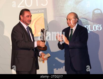 Madrid, 02/12/2015. Presentazione dei premi giornalistici della Guardia civile. Nell'immagine, Carlos Herrera riceve il suo premio dal ministro dell'interno Jorge Fernández Díaz. Foto: Ernesto Agudo ARCHDC. Crediti: Album / Archivo ABC / Ernesto Agudo Foto Stock