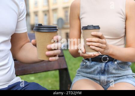 Caffè da portare via. Abbinalo a bicchieri di carta all'aperto, primo piano Foto Stock