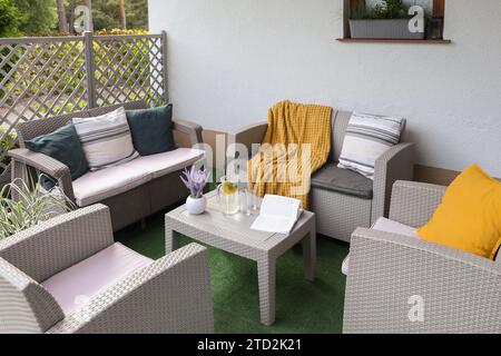 Bella terrazza con mobili confortevoli nel cortile Foto Stock