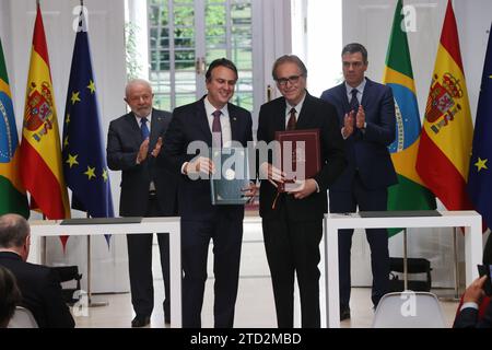 Madrid, 04/26/2023. Il presidente del governo, Pedro Sánchez, riceve il presidente della Repubblica Federativa del Brasile, Luiz Inácio Lula da Silva, al Palazzo Moncloa e partecipa all'incontro tra entrambe le delegazioni e alla successiva firma di accordi tra entrambi i governi. Il ministro delle università Joan Subirats e il ministro brasiliano dell'istruzione Camilo Santana firmano gli accordi. Foto: Jaime García. ARCHDC. Crediti: Album / Archivo ABC / Jaime García Foto Stock