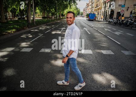 Madrid, 05/09/2023. Intervista ad Antonio Giraldo, urbanista e coordinatore dell'area sostenibilità CEF-PSOE, sul Paseo del Prado. Foto: Tania Sieira. ARCHDC. Crediti: Album / Archivo ABC / Tania Sieira Foto Stock