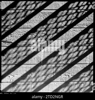 HB47015-00....SOUTH DAKOTA - Shadows of Steps su un muro nella città di Wall. Telecamera Hasselblad 500c/m con Ilford FP4 Plus Film. Foto Stock