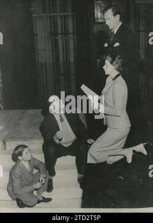 12/31/1953. Ingrid Bergman alla presentazione di Giovanna d'Arco a Londra. Nell'immagine, Ingrid Bergman, Roberto Rossellini, e il figlio di quest'ultimo, Renzo, tredicenne. Crediti: Album / Archivo ABC / Keystone Foto Stock