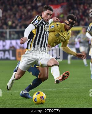 (231216) -- GENOVA, 16 dicembre 2023 (Xinhua) -- Dusan Vlahovic (L) del FC Juventus, con il Genoa Koni De Winter, durante una partita di serie A tra Genoa e FC Juventus a Genova, Italia, 15 dicembre 2023. (Foto di Alberto Lingria/Xinhua) Foto Stock