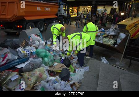 01/30/2014. Alcorcon. Madrid. Urban Garbage Collection Strike. Il consiglio comunale ha assunto un'altra compagnia per raccogliere i rifiuti. Foto: San Bernardo. ArchDC. Crediti: Album / Archivo ABC / Eduardo San Bernardo Foto Stock