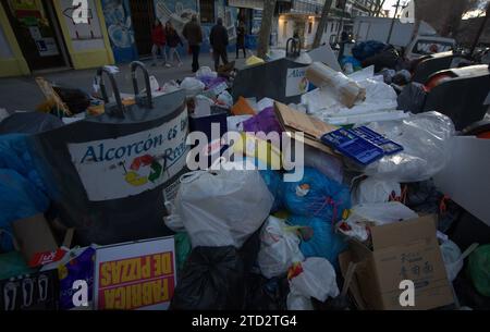 01/30/2014. Alcorcon. Madrid. Urban Garbage Collection Strike. Il consiglio comunale ha assunto un'altra compagnia per raccogliere i rifiuti. Foto: San Bernardo. ArchDC. Crediti: Album / Archivo ABC / Eduardo San Bernardo Foto Stock