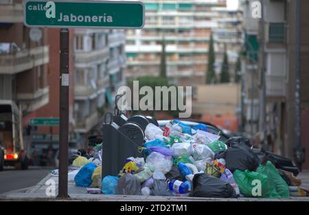 01/30/2014. Alcorcon. Madrid. Urban Garbage Collection Strike. Il consiglio comunale ha assunto un'altra compagnia per raccogliere i rifiuti. Foto: San Bernardo. ArchDC. Crediti: Album / Archivo ABC / Eduardo San Bernardo Foto Stock